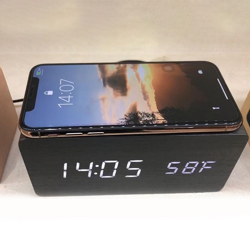 Ξύλινο Επιτραπέζιο Ρολόι - Ξυπνητήρι με Ασύρματη Φόρτηση Κινητού σε Χρώμα Βέγκε