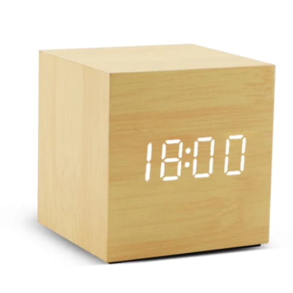 Ξύλινο επιτραπέζιο ρολόι κύβος καφέ ανοιχτό με λευκά ψηφία